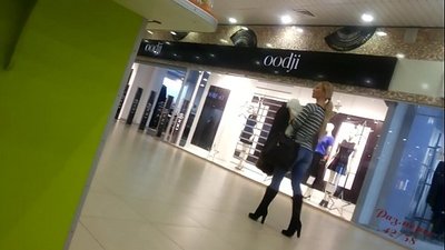 Forša meitene lielveikalā.